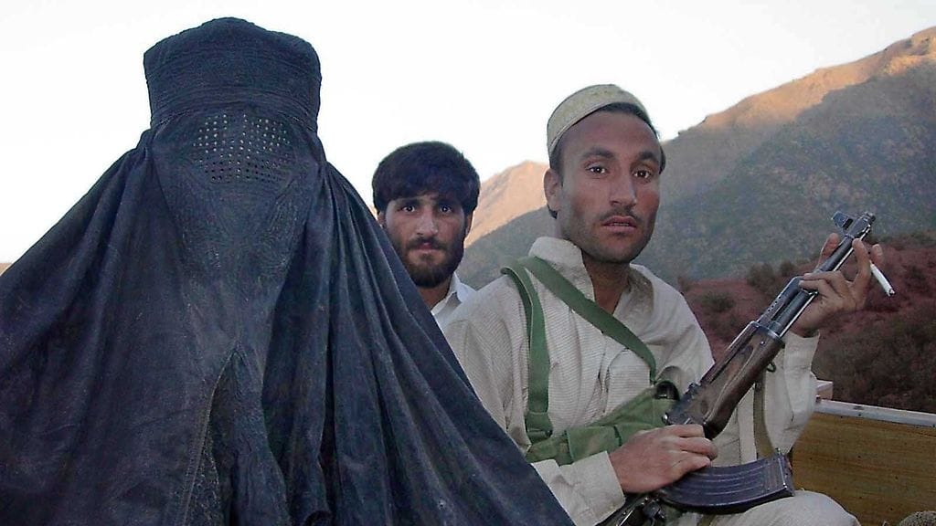 Virtanen sanoo ylittäneensä Pakistanin-Afganistanin rajan useaan kertaan laittomasti - joko paikalliseen miesten asuun sonnustautuneena tai sitten burkhan alla.