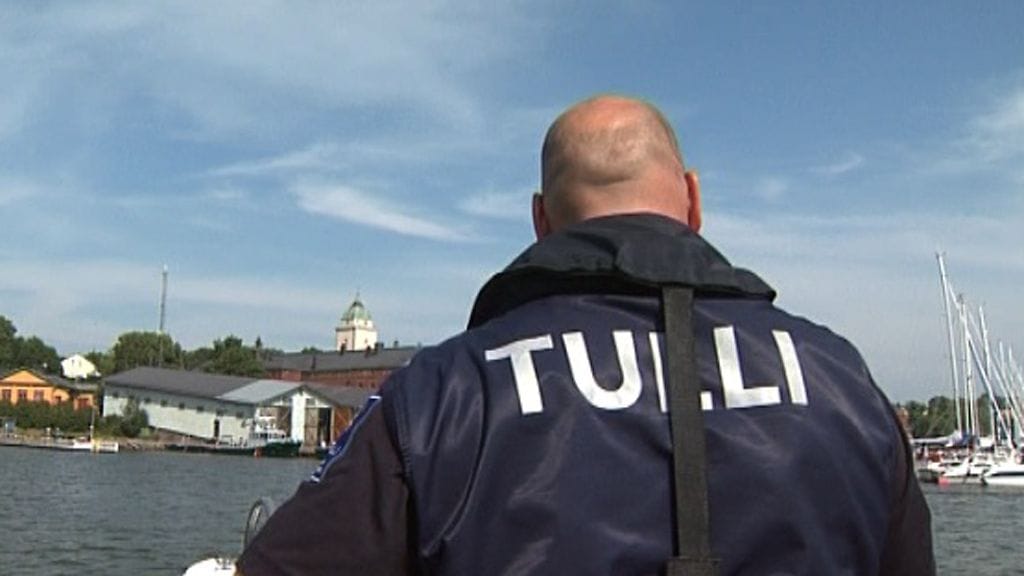 Tullimiehet pysäyttivät päihtyneen miehen kuljettaman veneen. Kuvituskuva.