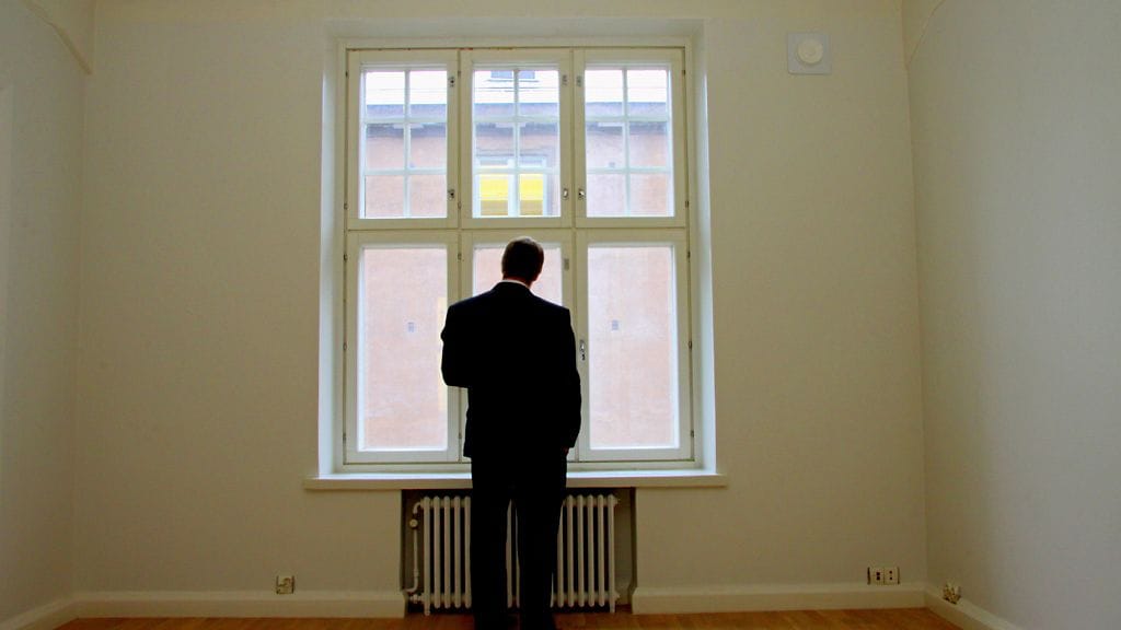 Kiinteistönvälittäjä tarkastelee asuntoa.