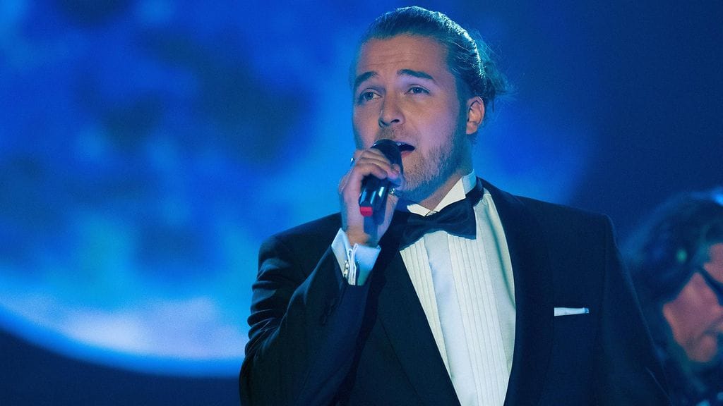 Teemu Roivainen tangolaulukilpailun finaalissa.