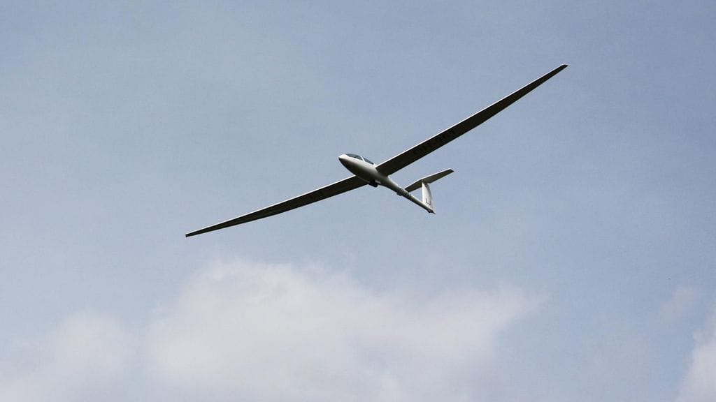 Purjelentokone kärsi vaurioita laskeutumisen mentyä pitkäksi, mutta tiettävästi muita vahinkoja ei onnettomuudessa syntynyt.