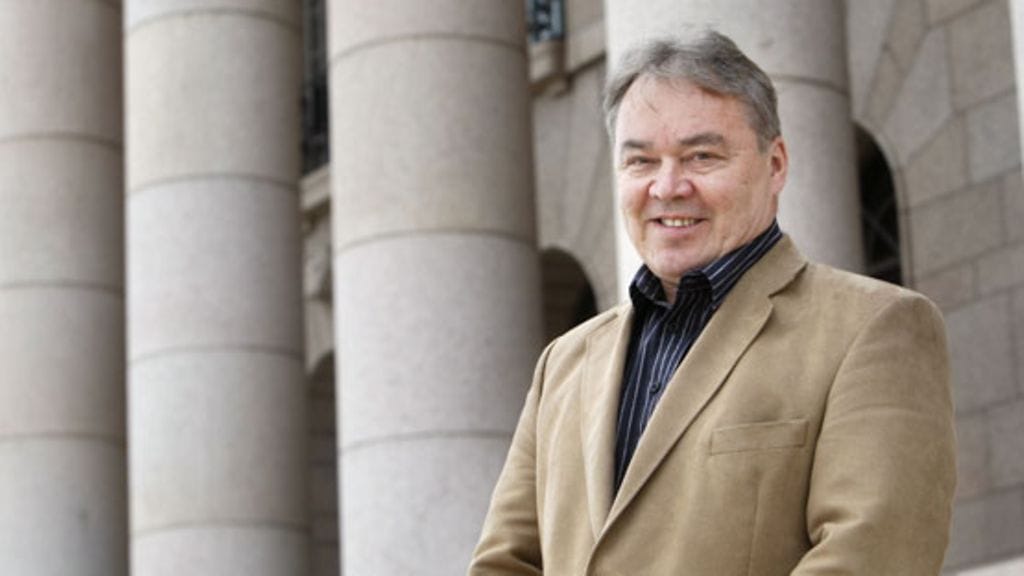 Tallenna Nova Groupin toimitusjohtaja Tapani Yli-Saunamäki Eduskuntatalon portailla Helsingissä 20. toukokuuta 2008. Kehittyvien maakuntien Suomi ry on jakanut vaalirahaa joka viidennelle kansanedustajalle. Tukilistalle nimiä keräsi Tapani Yli-Saunamäki. LEHTIKUVA