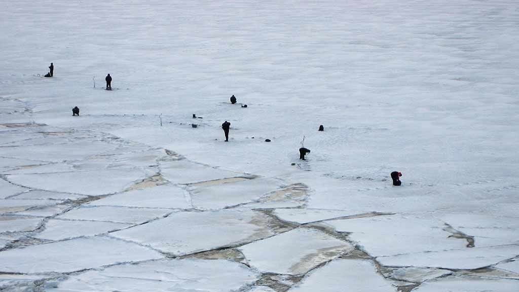 Näin uhkarohkeita pilkkijöitä nähtiin Pietarin edustalla maaliskuun loppupuolella.