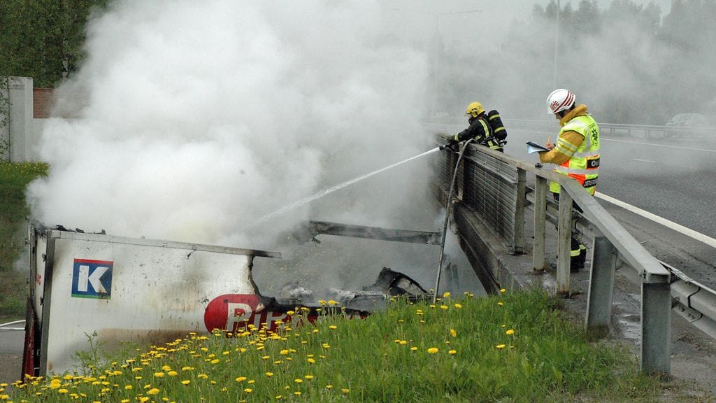 Siltaan törmännyt rekka syttyi palamaan Oulussa 8.6.2012.