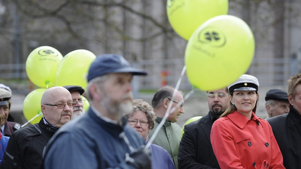 Puoluejohtaja Mari Kiviniemi Keskustan vappu -tapahtumassa Kyösti Kallion patsaalla Helsingissä.