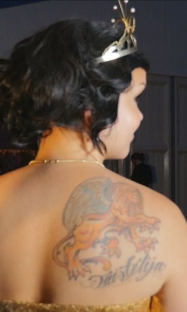Tangokuningatar Maria Tyyster esittelee tatuointiaan.