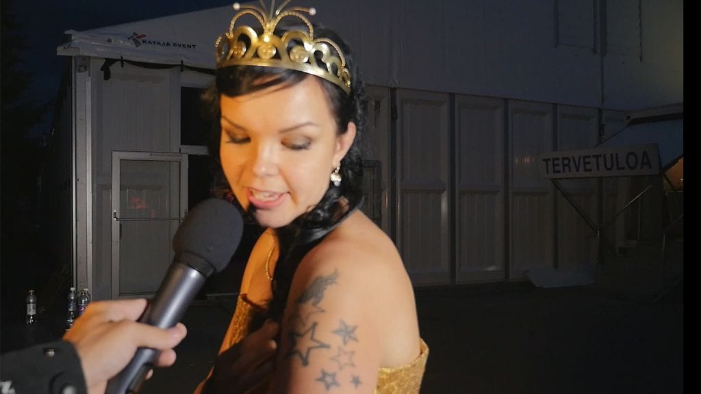 Tangokuningatar Maria Tyyster esittelee tatuointiaan 2