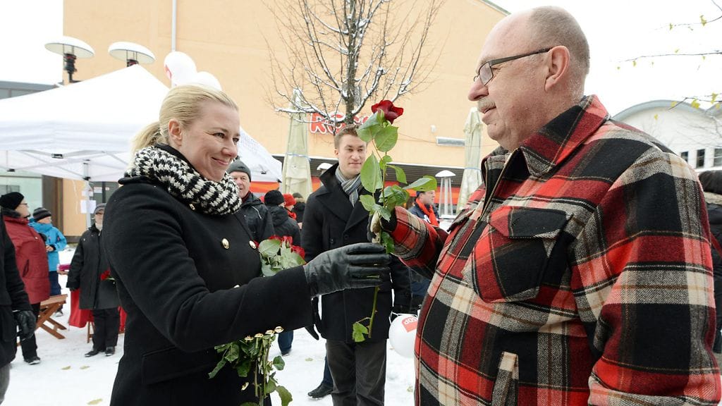 Sdp:n puheenjohtaja Jutta Urpilainen keskusteli luotolaisen Johan Asplundin kanssa Kokkolassa 27. lokakuuta 2012.