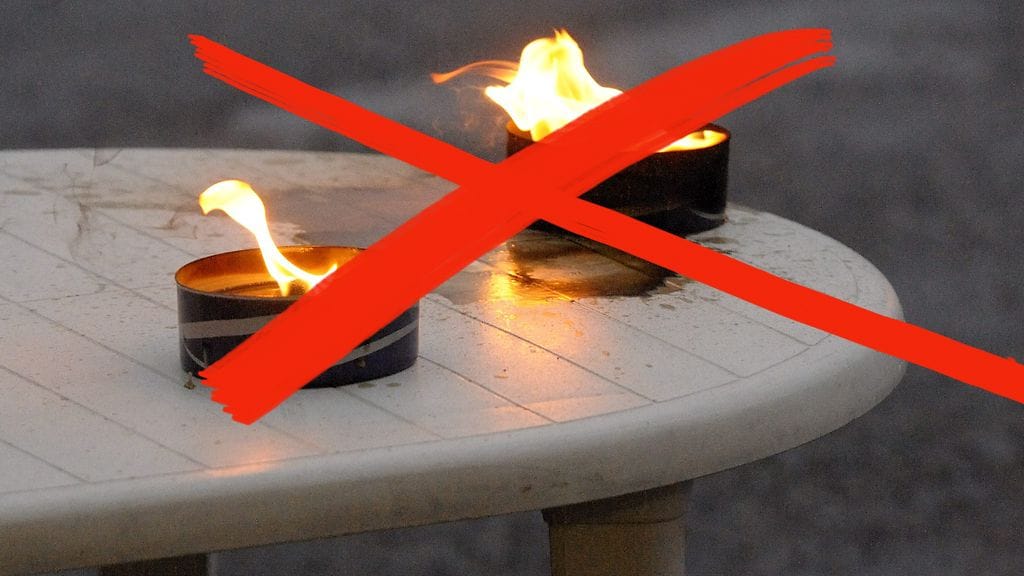 Kuvassa havainnollistetaan, miten ulkotulia ei pidä polttaa muovisella puutarhapöydällä. Haagan pelastusasemalla Helsingissä havainnollistettiin 15. joulukuuta 2011, millaiset palovaarat uhkaavat joulun viettäjiä.