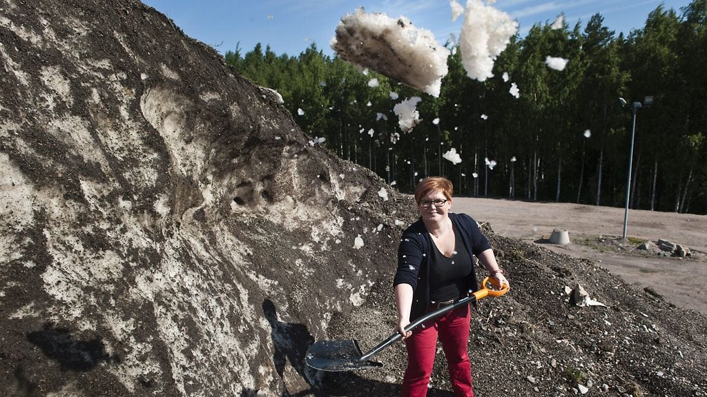 Rakennusviraston ylläpitoinsinööri Anna Keskinen Maununnevan lumenkaatopaikalla Helsingissä 19. kesäkuuta 2013.