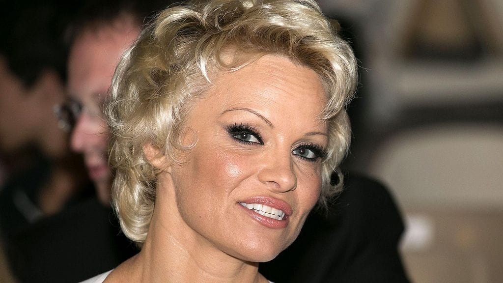 Pamela Anderson on tunnettu pitkistä vaaleista hiuksistaan. Häntä saattaa olla vaikea tunnistaa uusine lyhyine hiuksineen.