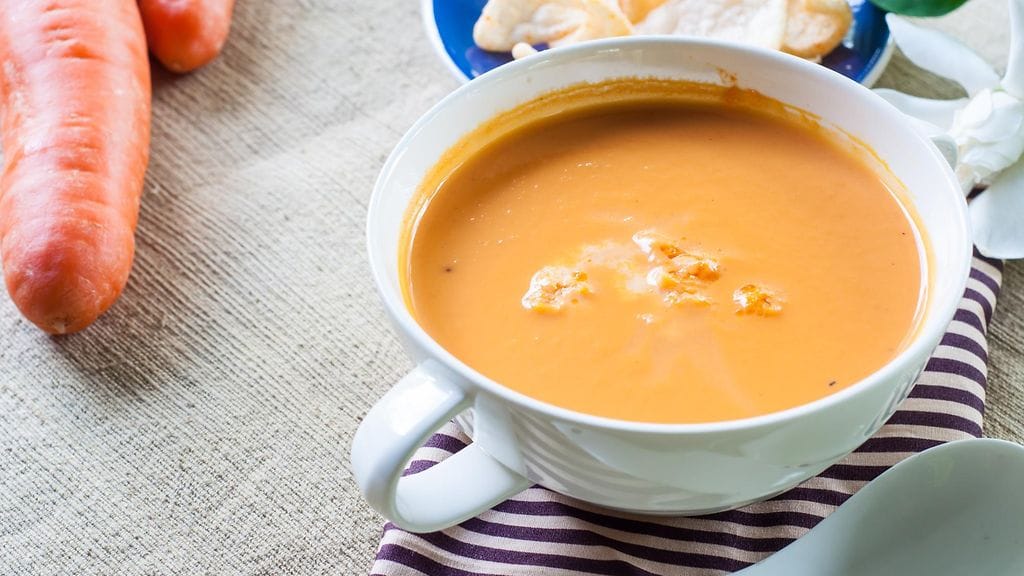 Kookosmaitoon tehty porkkanakeitto maistuu kermaiselta, mutta sopii loistavasti laihduttajalle.