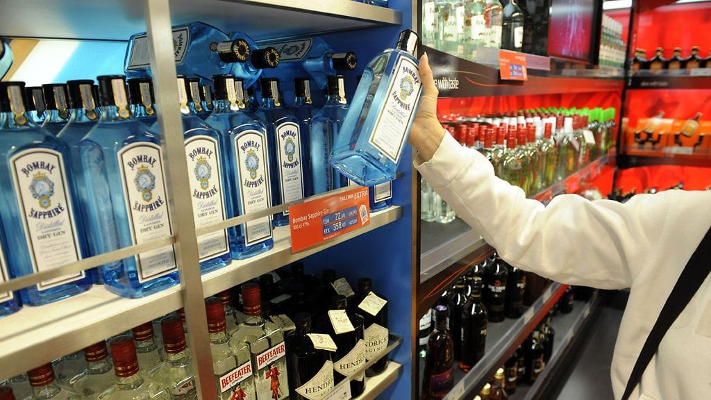 Viro korottaa tuntuvasti alkoholin verotusta, ja sen ennakoidaan vähentävän suomalaisten viinaturismia Tallinnaan. Kuvituskuva.