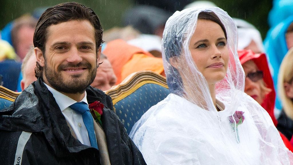 Carl Philip ja Sofia hymyilivät sateesta huolimatta.