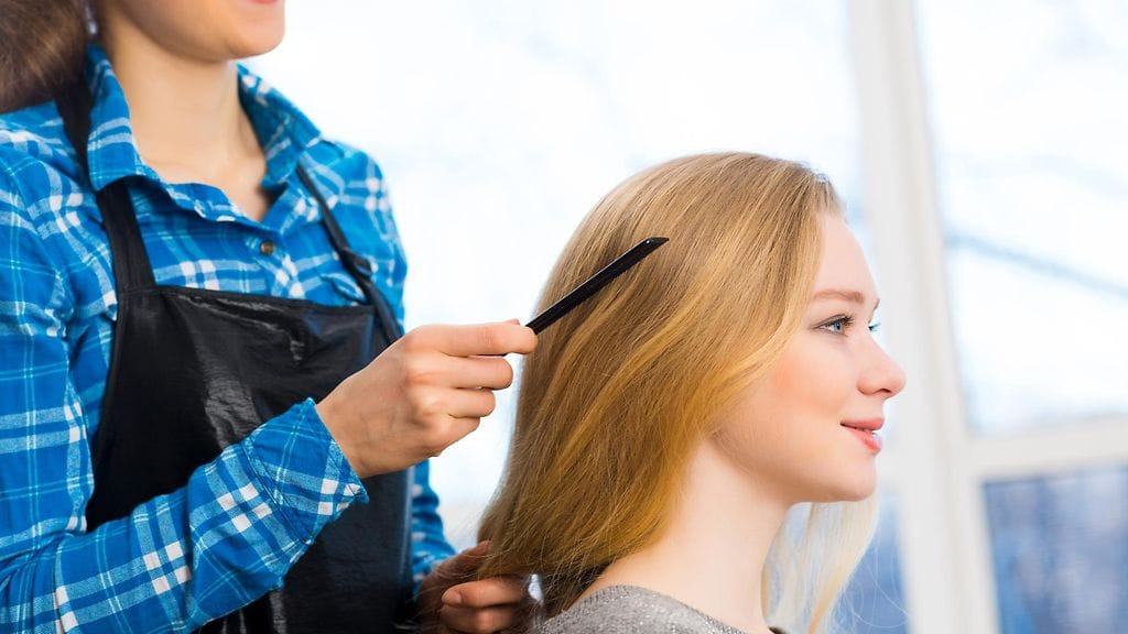 Nainen saattaa haluta ilmaista uudella hiustyylillään uuden elämänvaiheen alkamista.