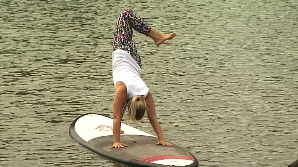 SUP-joogaohjaaja Erika Serko osaa tasapainoilun salat.