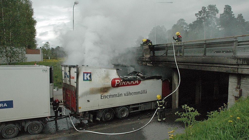 Siltaan törmännyt rekka syttyi palamaan Oulussa 8.6.2012.