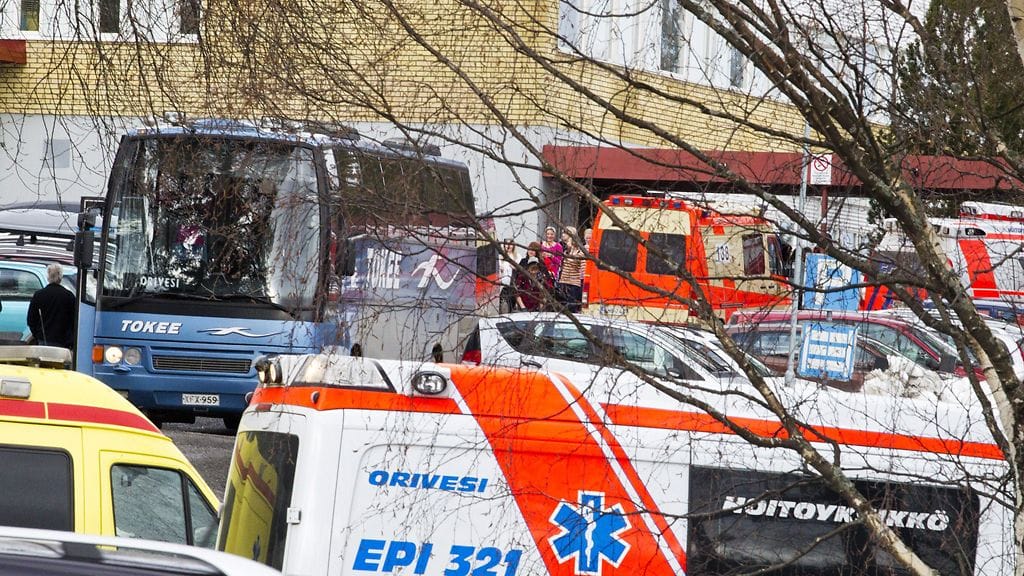 Oppilaita kuljettava bussi (vas.) odottaa lähtöä Oriveden liikuntahallille Oriveden yhteiskoululla sattuneen ampumisvälikohtauksen jälkeen 30. maaliskuuta 2012. Ampumisessa ei loukkaantunut ketään.