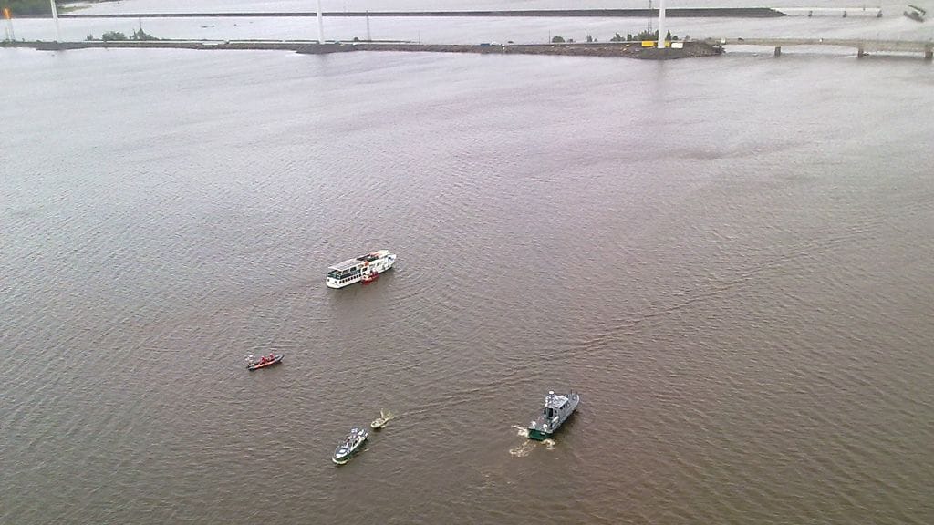 Risteilyalus Charlotta ajoi matalikolle teknisen vian vuoksi Porissa Reposaaren sillan tuntumassa.