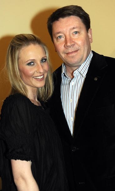 Jääkiekkoliiton manageri Jari Kurri ja Vanessa-vaimo Selinin 50-vuotissyntymäpäivillä Helsingissä 16. maaliskuuta 2010.