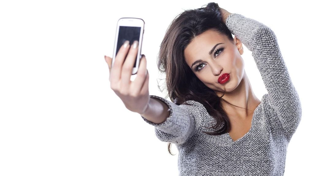 "Mikä ihmeen selfie?" Suomalaiset aikuiset eivät ole hurjan innokkaita ottamaan omakuvia.