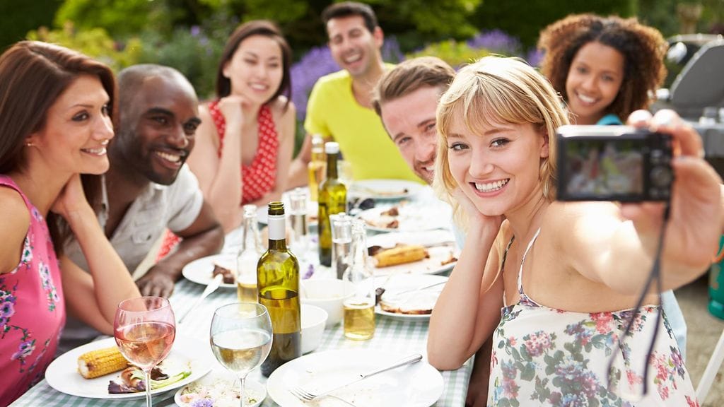 Puolet suomalaisista vastaajista ilmoittaa ottavansa selfieitä juhlissa