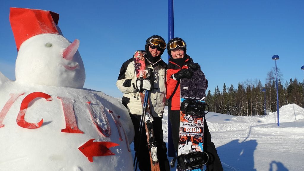 Kaarinalaiset Melina ja Ritva Elo ovat innokkaita laskettelijoita. Perheen tytär laskee laudala ja äiti suksilla.