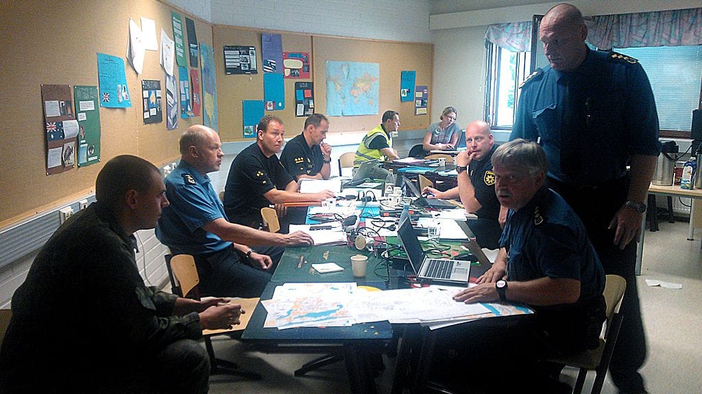 Viranomaiset ja Puolustusvoimien edustajat neuvonpidossa Vihtavuoren koululla.