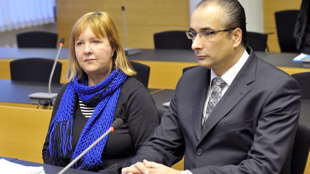 Aino Nykopp-Koski käräjäoikeudessa keväällä 2010. Oikealla asianajaja Heikki Lampela.