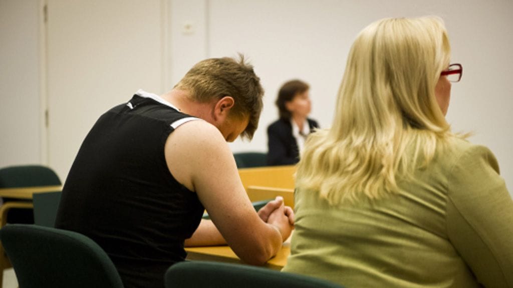 Espoon räjäytysonnettomuudesta epäilty mies Espoon käräjäoikeudessa perjantaina 6. heinäkuuta 2012. Hän oli vangittuna vajaan kuukauden.