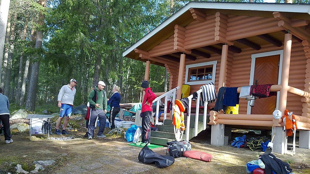 16 hengen saksalainen ryhmä saapui kanooteilla Leppävirralla Sulasvedellä saaressa sijaitsevan kesämökin pihaan 13.7.2011. Kuva: Juhani Immonen