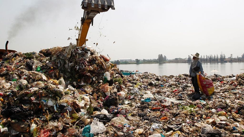 Muovijätteen keräystä Thaimaan Bangkokissa.