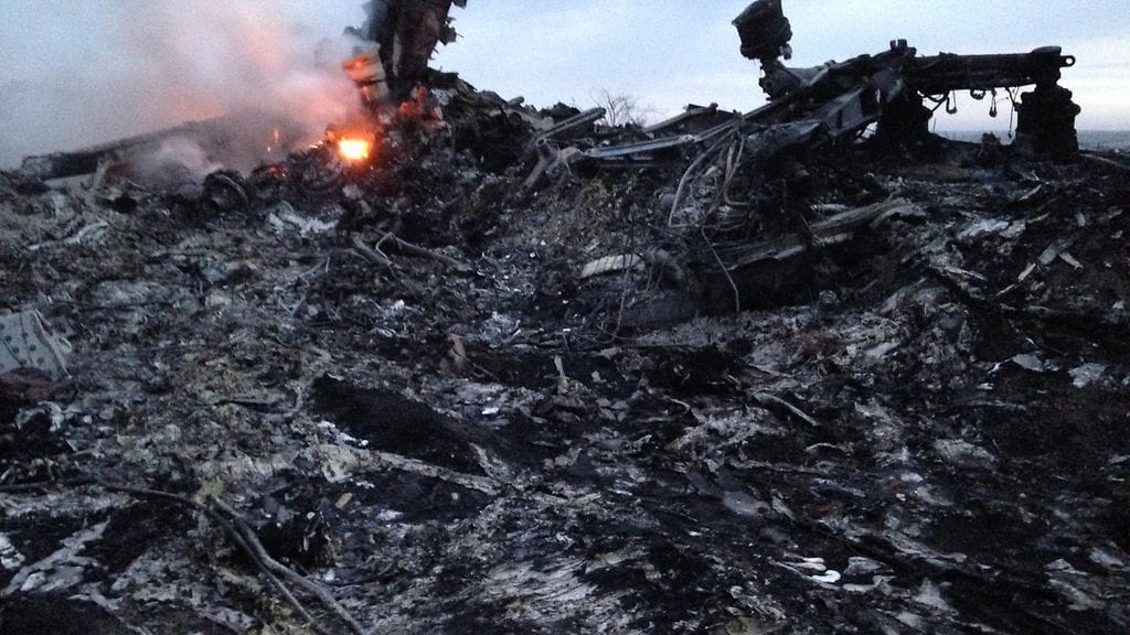 Alas ammuttu malesialaiskone tuhoutui täysin iskeytyessään maahan 17. heinäkuuta 2014.