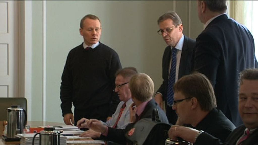 Kuvassa seisomassa kasvot kameraan AKT:n puheenjohtaja Timo Räty ja SAK: puheenjohtaja Lauri Lyly. (MTV3/Aki Blomberg)