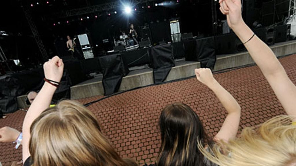 Yleisöä Teräsbetonin keikalla RMJ Party Camp festivaaleilla Porissa 18. kesäkuuta 2009. Kuvan henkilöt eivät liity uutiseen. Kuva: Lehtikuva