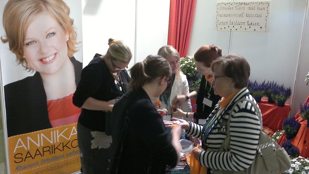 Varapuheenjohtajaehdokas Annika Saarikon kampanjaväkeä.
