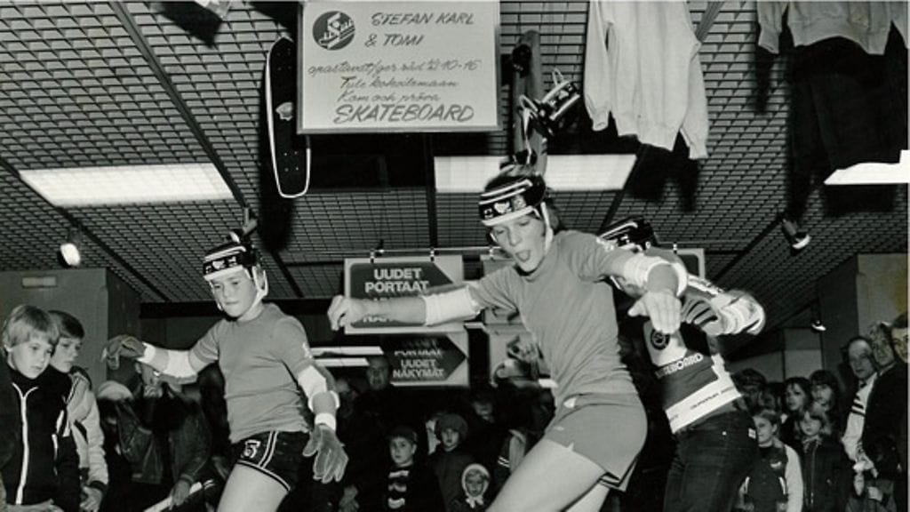 Suomen ensimmäinen rullalautanäytös 1977. Kuvassa (vasemmalta) Tomi Matalamäki, Carli Gallén, Stefan Nyman. (Lähde: Stefan Nymanin arkisto)