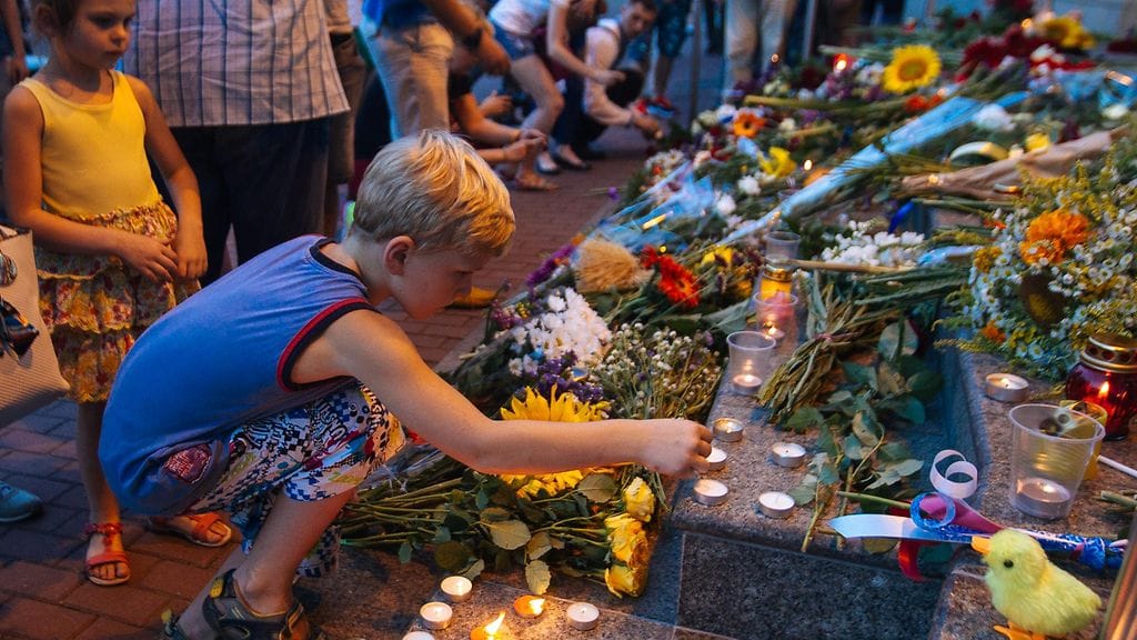 Ihmiset tuovat kukkia Malesian turmakoneen uhreille.