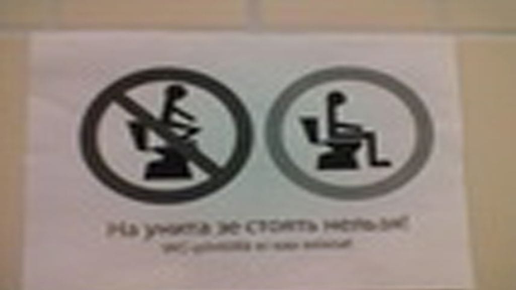 Radio Novaan lähetetty kuva venäläisille tarkoitetuista vessaopasteista.