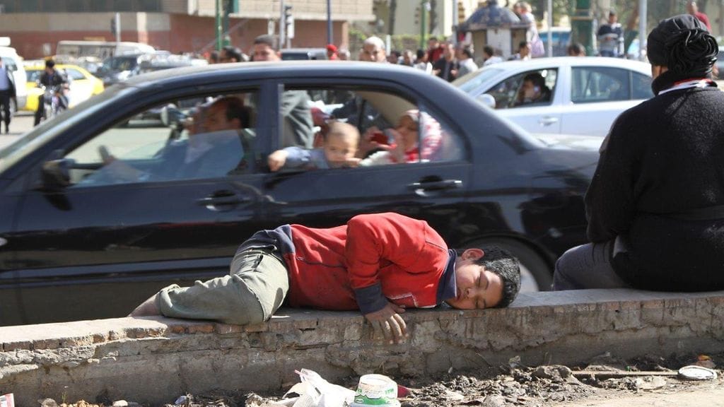 Huumepöllyssä oleva poika nukkuu liikenteen keskella.