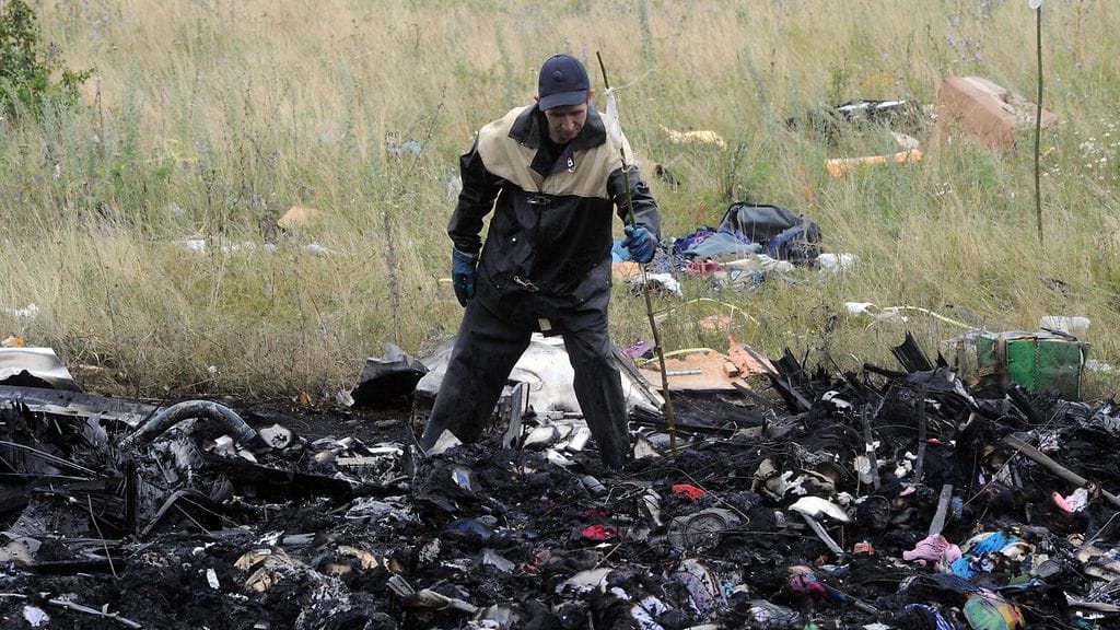 Ruumiiden paikat putoamispaikalla merkittiin kepeillä, joihin oli kiinnitetty valkoinen lippu.