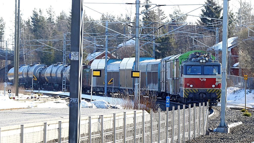 Kuvassa junan veturi ja pystyyn kiskoille jääneet vaunut Vammalan ratapihalla.