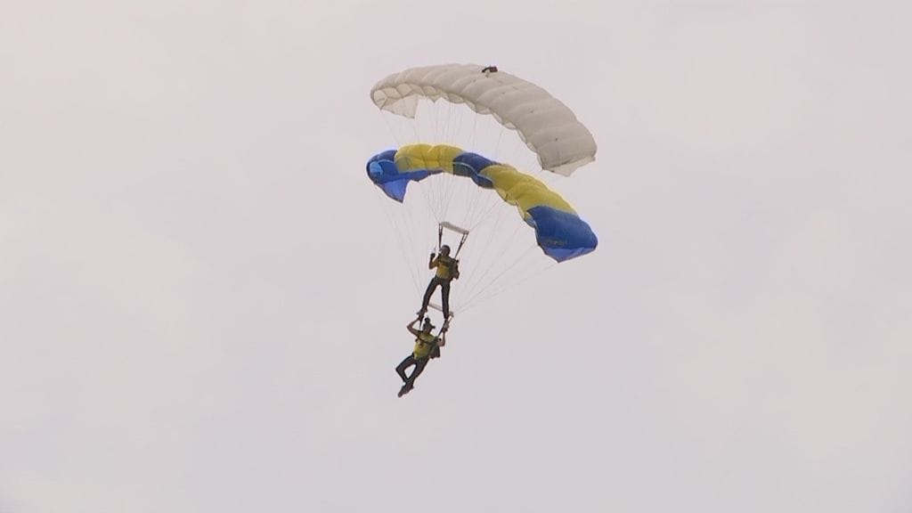 Työ alkoi Jämijärven lentoturman jälkeen. Kuva hypystä, joka hypättiin kahdeksan kuolonuhrin muistoksi.