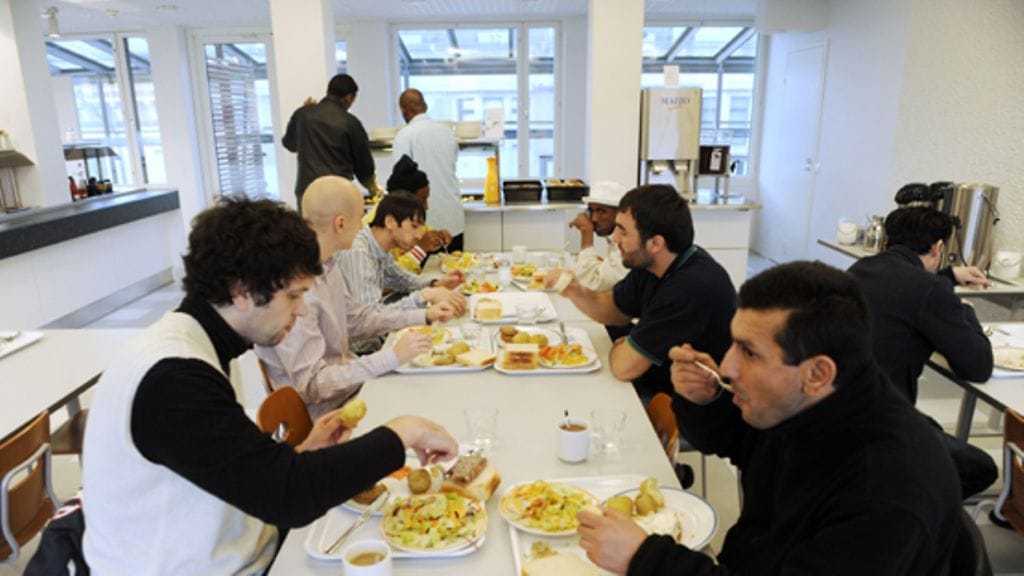 Turvapaikanhakijat ruokailemassa 3. marraskuuta 2009 Helsingissä. Kuva: Lehtikuva