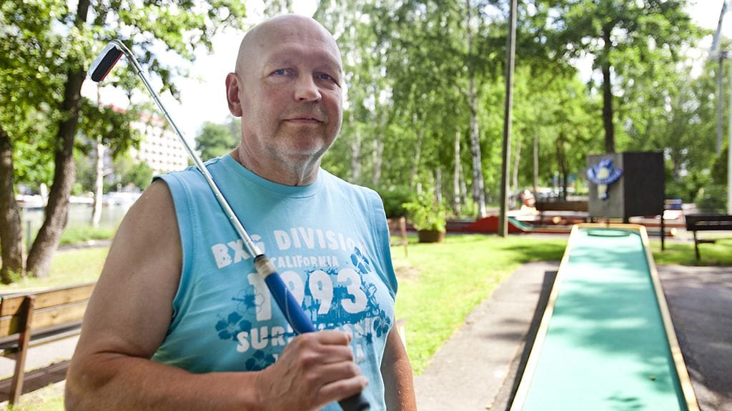 Markku Sillman harjoitteli viikonlopun minigolfkisoja varten.