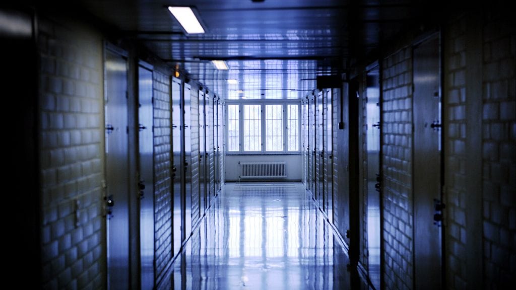 Päihdeongelmat ovat merkittävä syy kasvaneiden lukujen taustalla. Päihteiden käyttö vankiloissa on lisääntynyt.