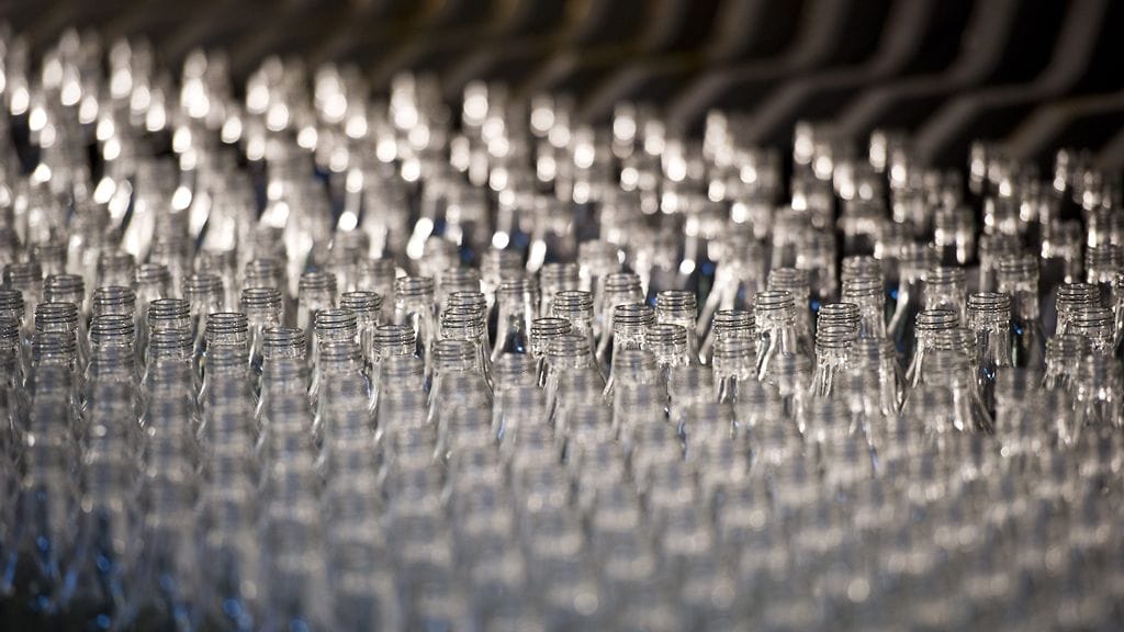 Viinapulloja rivissä.