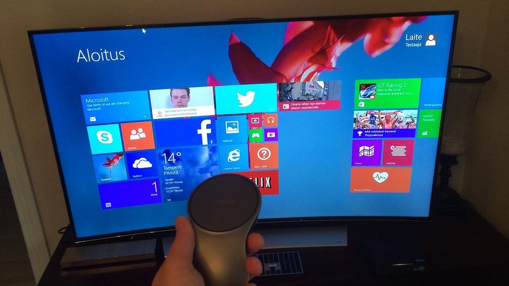 Asus VivoPC on kuvassa kytketty Samsungin kaarevalla näytöllä varustettuun 65-tuumaiseen UHD-televisioon. Kokoonpanon ohjailu VivoMouse-ohjaimella on näyttävää puuhaa.