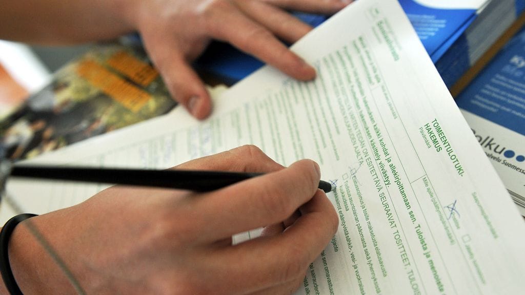 Miestä suositeltiin tekemään toimeentulotukihakemus voudin ulosmittaamien rahojen jättämän loven paikkaamiseksi.