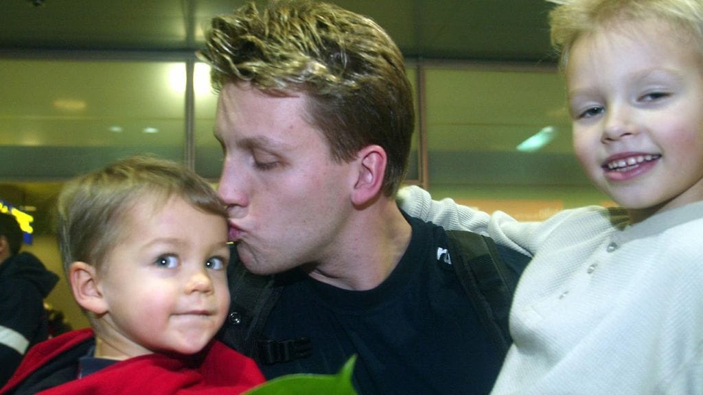 Kultamitalisti Jani Sievinen palasi kotimaahan uinnin EM-kisoista vuonna 2003. Aaron (vas) ja Aleksi iloitsivat isän saapumisesta.